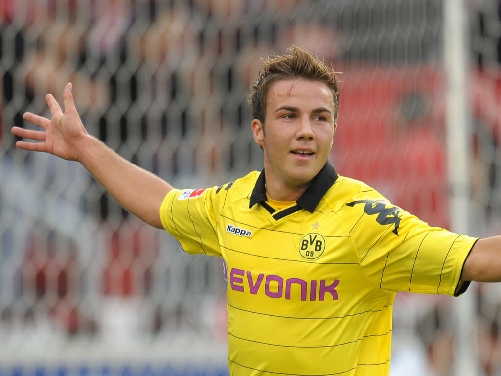 Mario Gotze agrees to stay for another year as Dortmund finalize Marco Reus deal