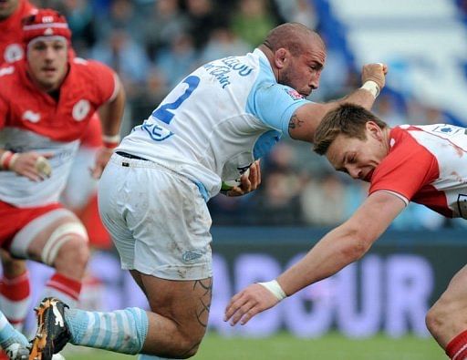Bayonne's hooker David Roumieu (L) tries to avoid Biarritz's center Dane Haylett-Petty