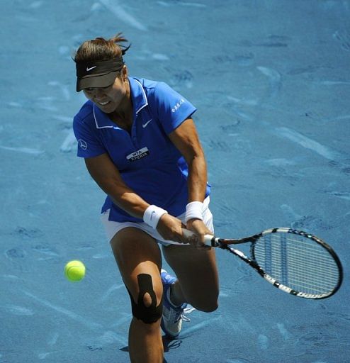 Na Li fires a ball back at Azarenka, but her strong first set was not enough to win the match Na Li fires a ball back at Azarenka, but her strong first set was not enough to win the match