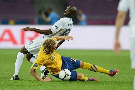 French midfielder Alou Diarra (L) challenges Swedish forward Ola Toivonen French midfielder Alou Diarra (L) challenges Swedish forward Ola Toivonen