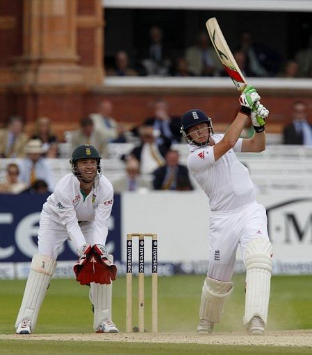 England's Jonny Bairstow (R) hits a shot for 4 runs watched by South African wicketkeeper AB de Villiers England's Jonny Bairstow (R) hits a shot for 4 runs watched by South African wicketkeeper AB de Villiers