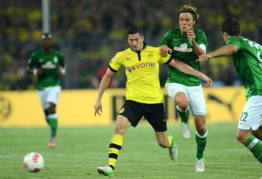 Dortmund's Polish striker Robert Lewandowski (C-L) and Werder Bremen's defender Clemens Fritz (C-R) Dortmund's Polish striker Robert Lewandowski (C-L) and Werder Bremen's defender Clemens Fritz (C-R)