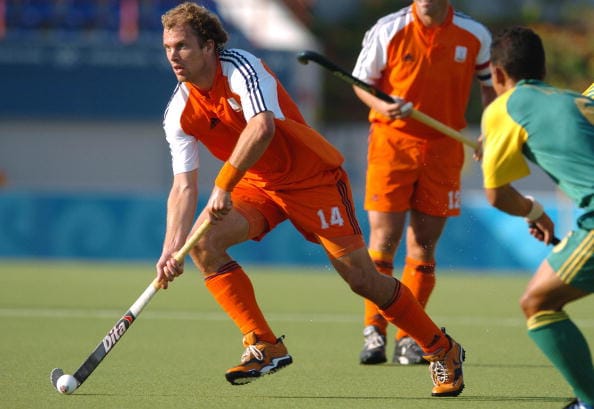 Dutch hockey player Teun De Nooijer (L)