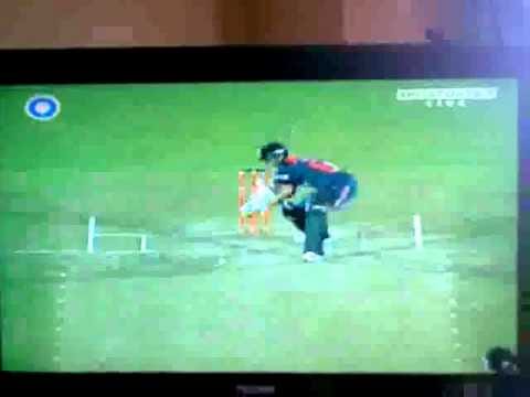 Video: Ashish Nehra scores a four using the wickets