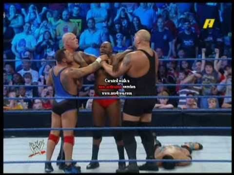 Video: A rare triple chokeslam in WWE