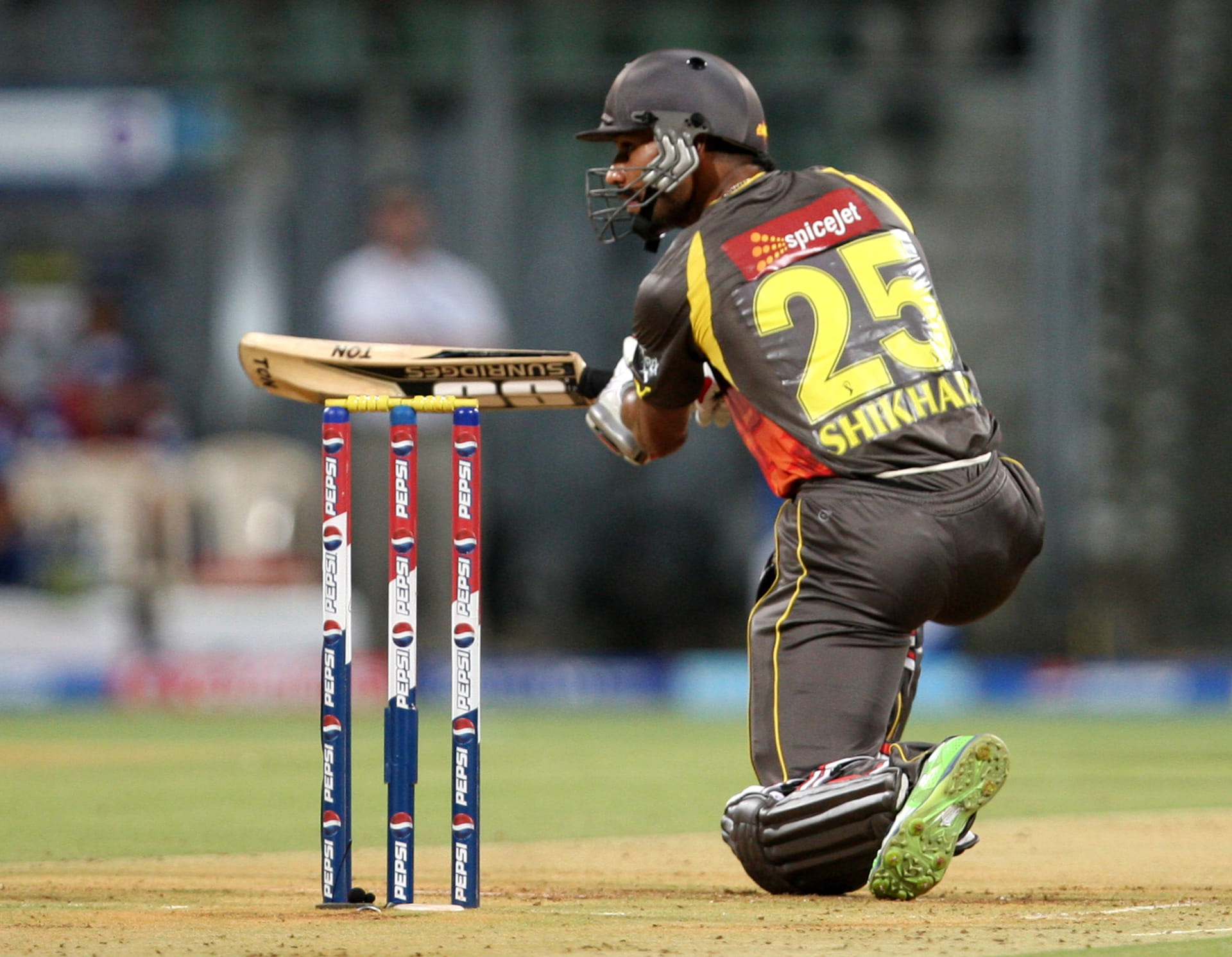 IPL 6: Sunrisers beat Knight Riders by 5 wickets, qualify for playoffs
