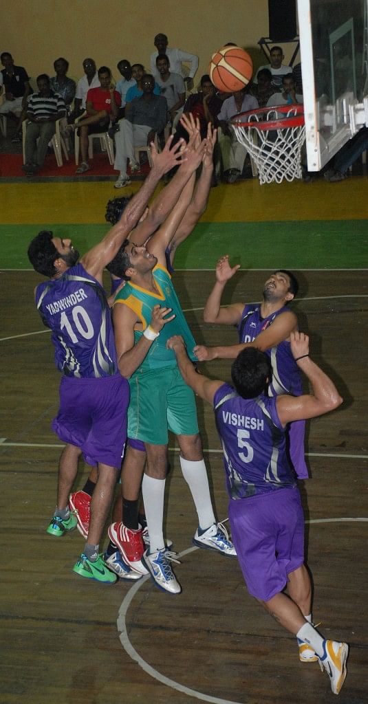 ONGC and IOB players battle for a rebound in their semifinal match. Photo Credit: Tournament Organisers