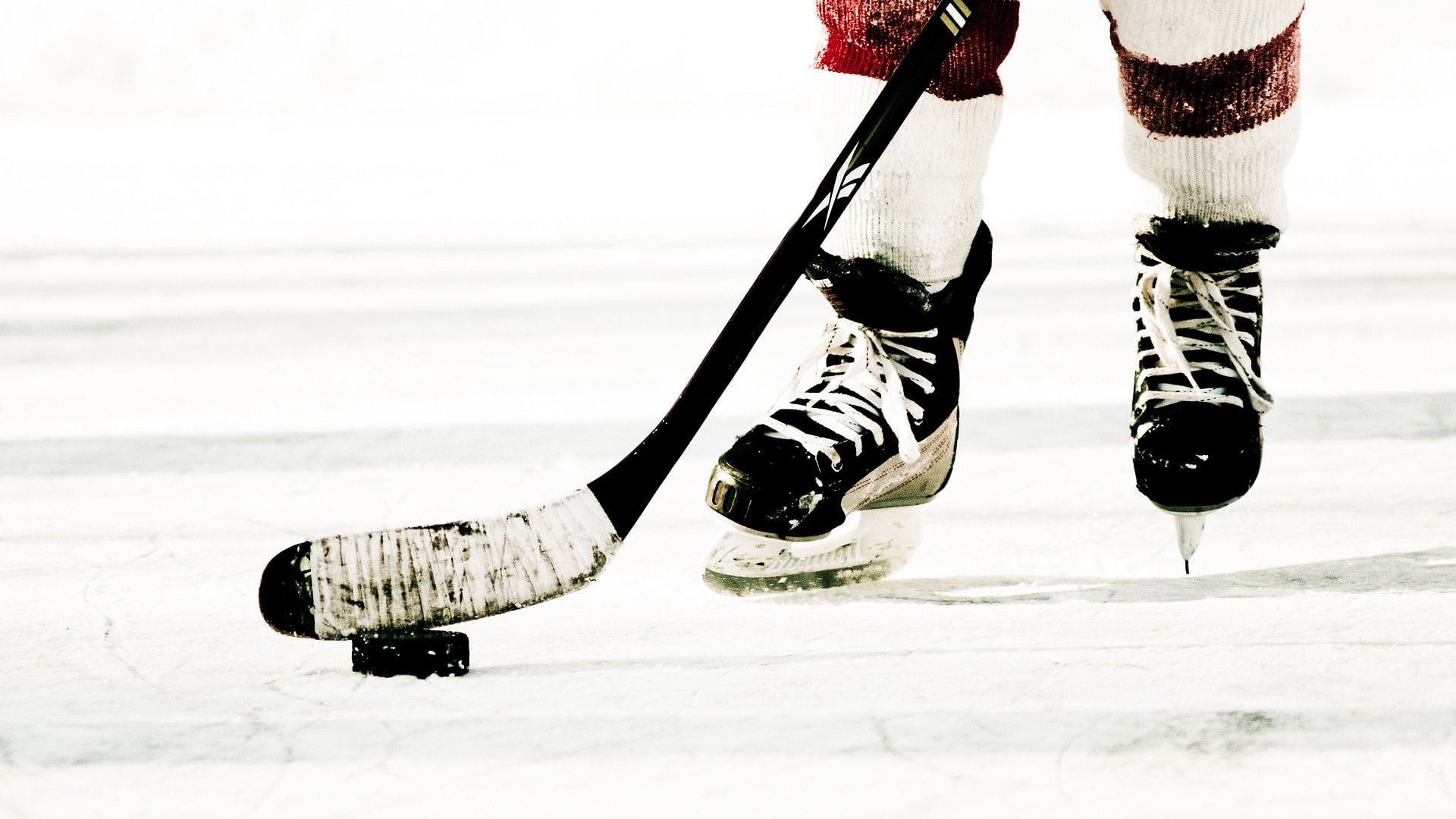 Ice rinks and difference between hockey skates and figure skates