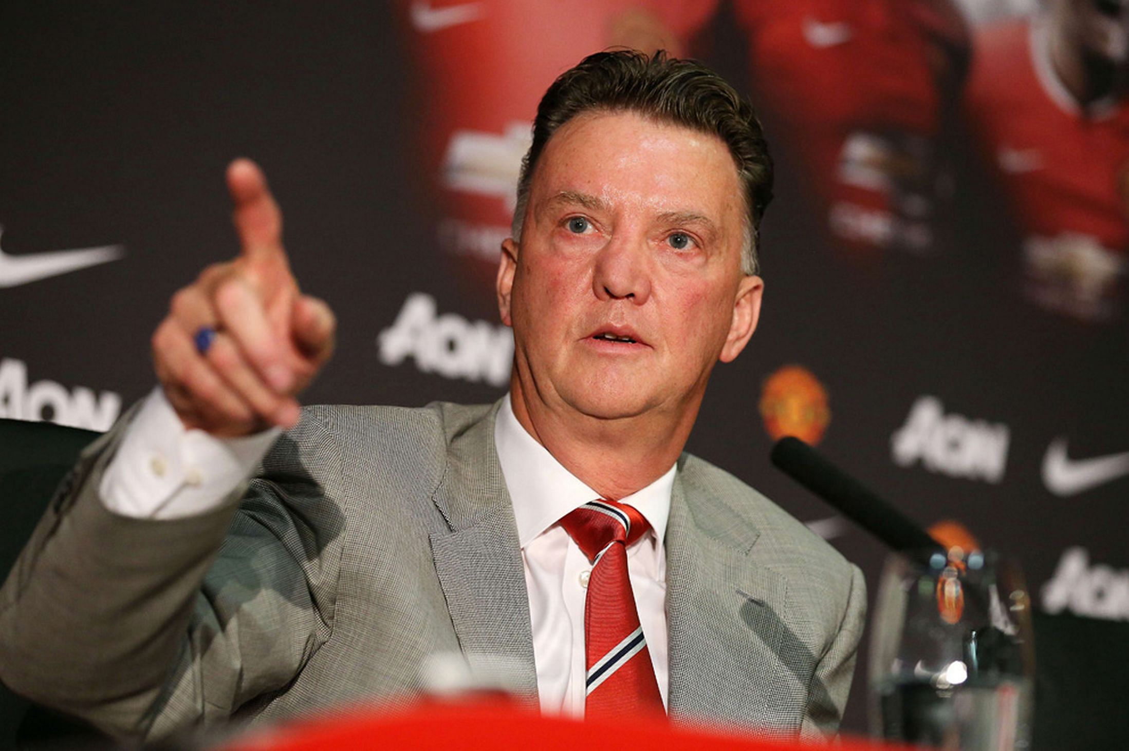 Louis van Gaal's 3-5-2 and why the philosophy is not working at the moment