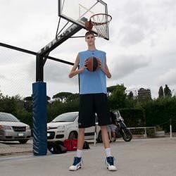 7 ft 7 in teen basketball player eats 7 times a day to