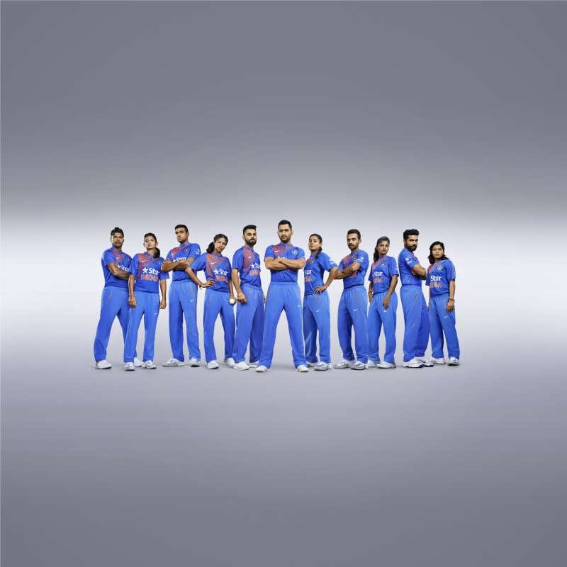 l-r-umesh-yadav-harmanpreet-kaur-r.-ashwin-shubhlakshmi-sharma-virat-kohli-ms-dhoni-mitali-raj-ajinkya-rahane-niranjana-n-r.-jadeja-and-ekta-bist-1456981367-800.jpg