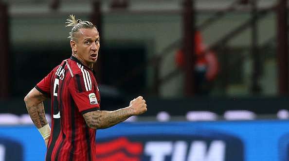 MILAN, ITALY - APRIL 29: Philippe Mexesf Milan celebrates after scores his goal during the Serie A match between AC Milan and Genoa CFC at Stadio Giuseppe Meazza on April 29, 2015 in Milan, Italy. (Photo by Maurizio Lagana/Getty Images)