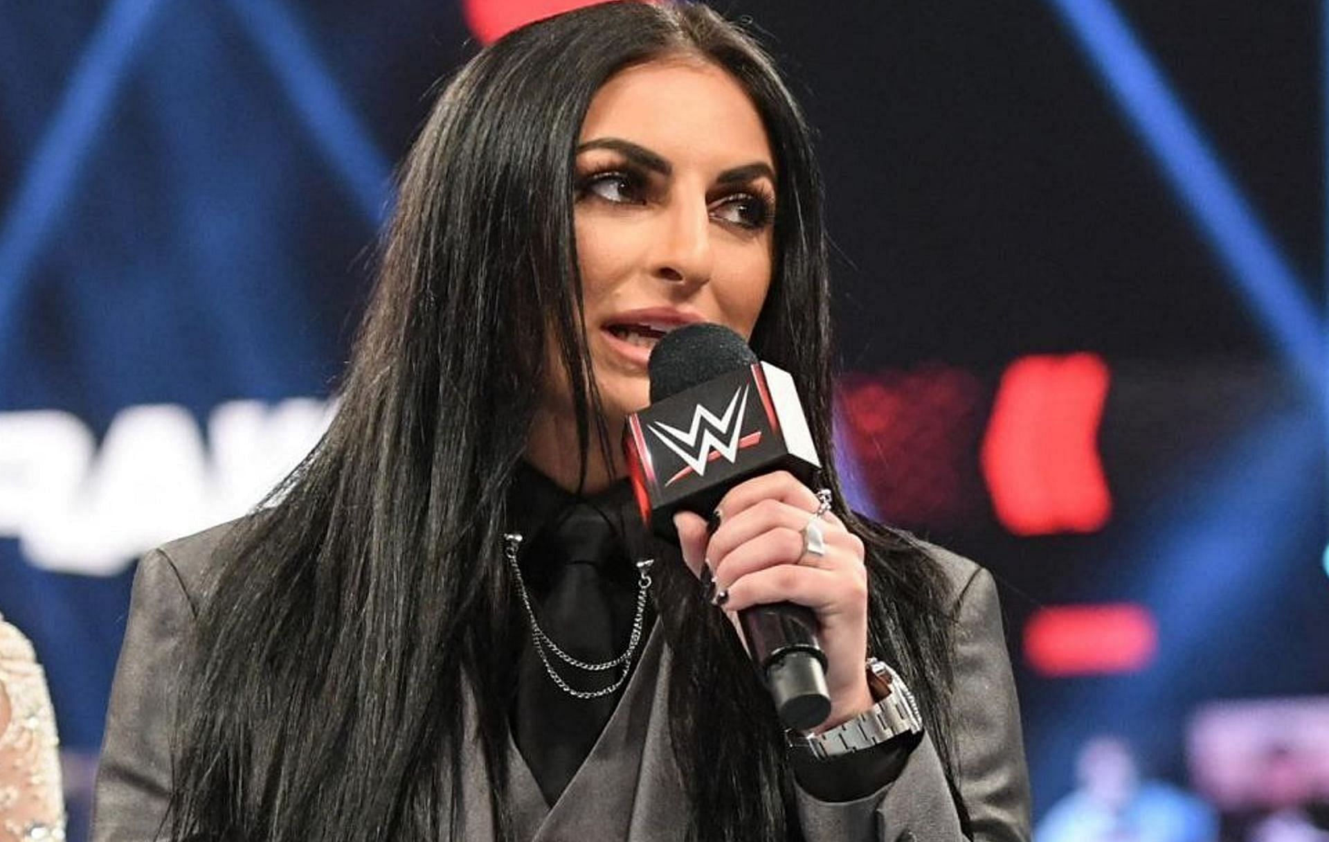 <div></noscript>Sonya Deville hypes up this week's SmackDown on Twitter</div>