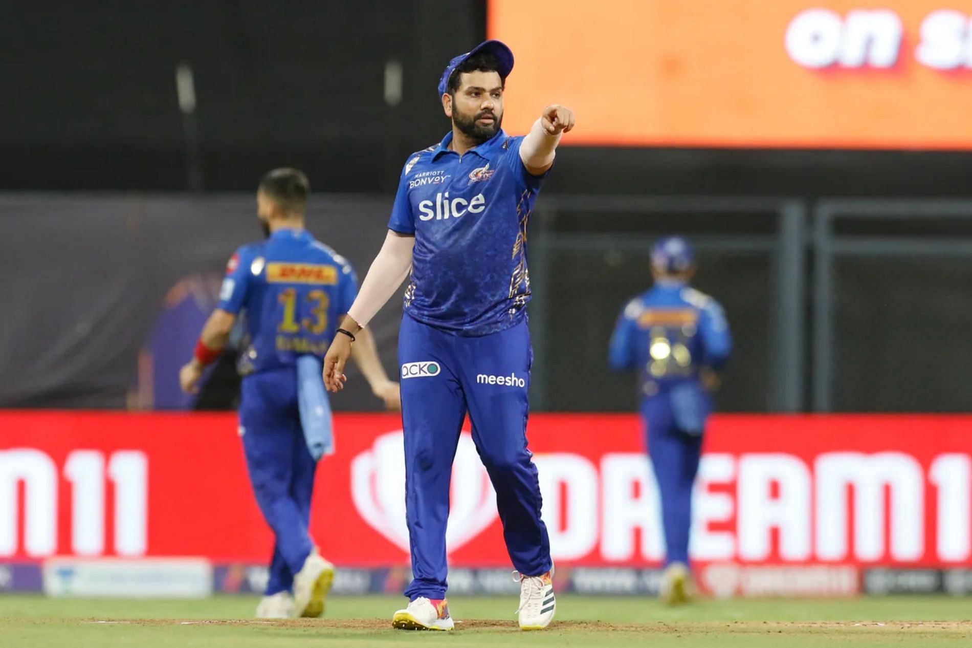 "Rohit Sharma's hands seemed tied for the first time" - Aakash Chopra reviews MI skipper's leadership in IPL 2022