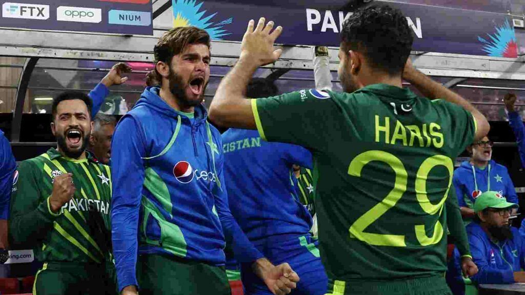 Pakistan defeat New Zealand by seven wickets