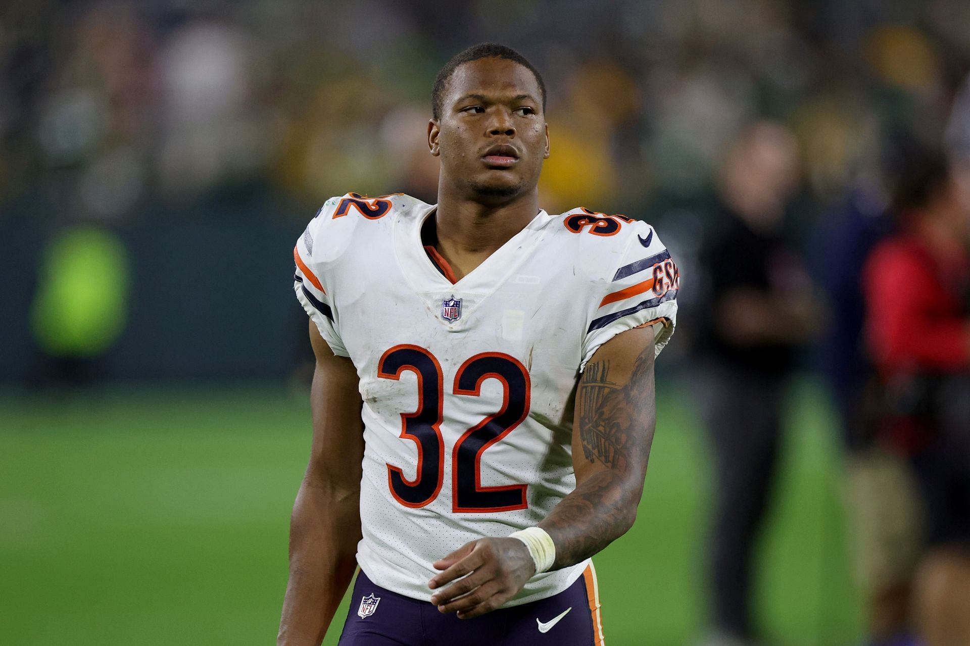 Chicago Bears running back David Montgomery catches a football