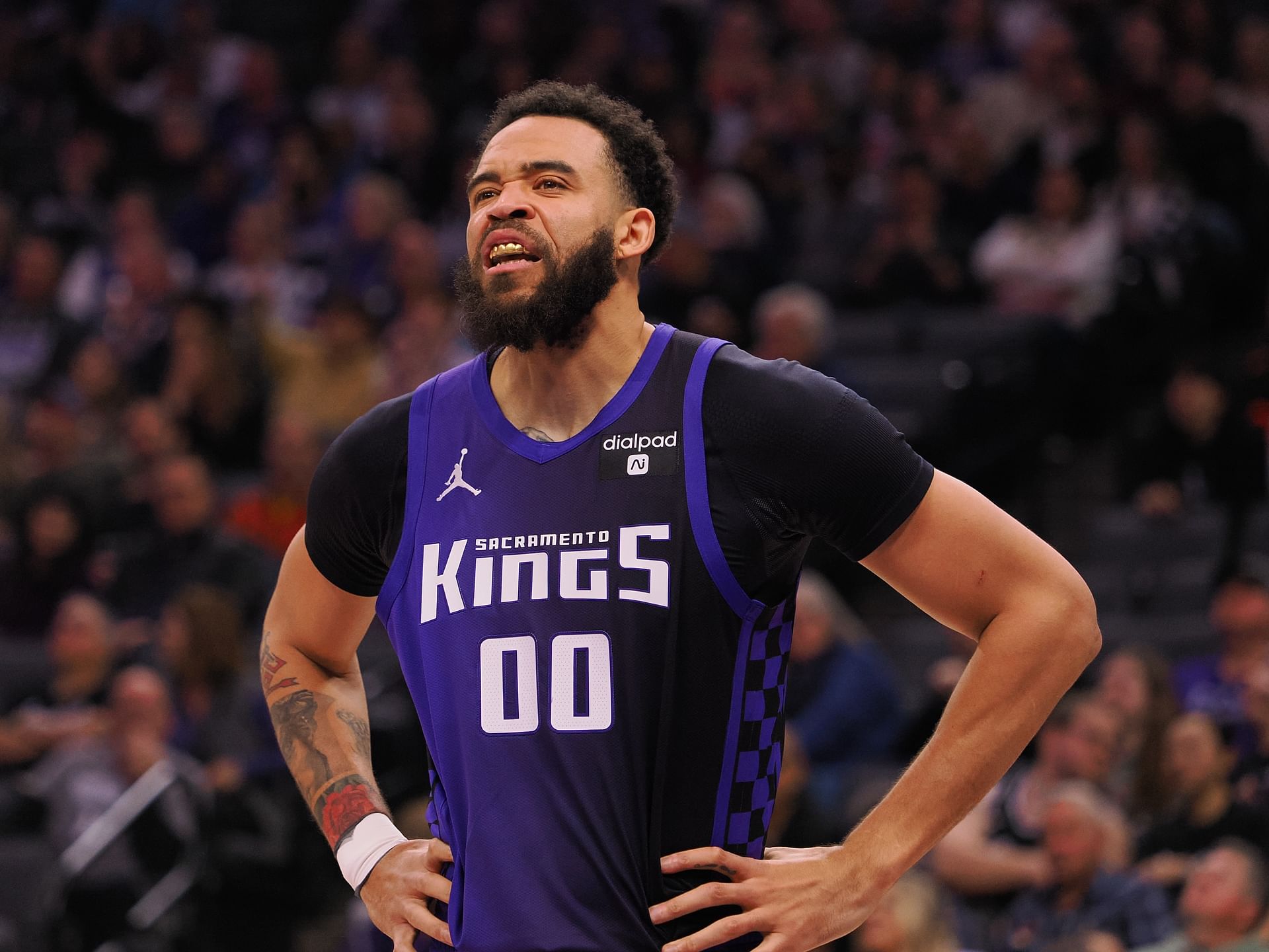 Video: Ex-Lakers center sends shockwave after grabbing opponent by the neck in heated brawl