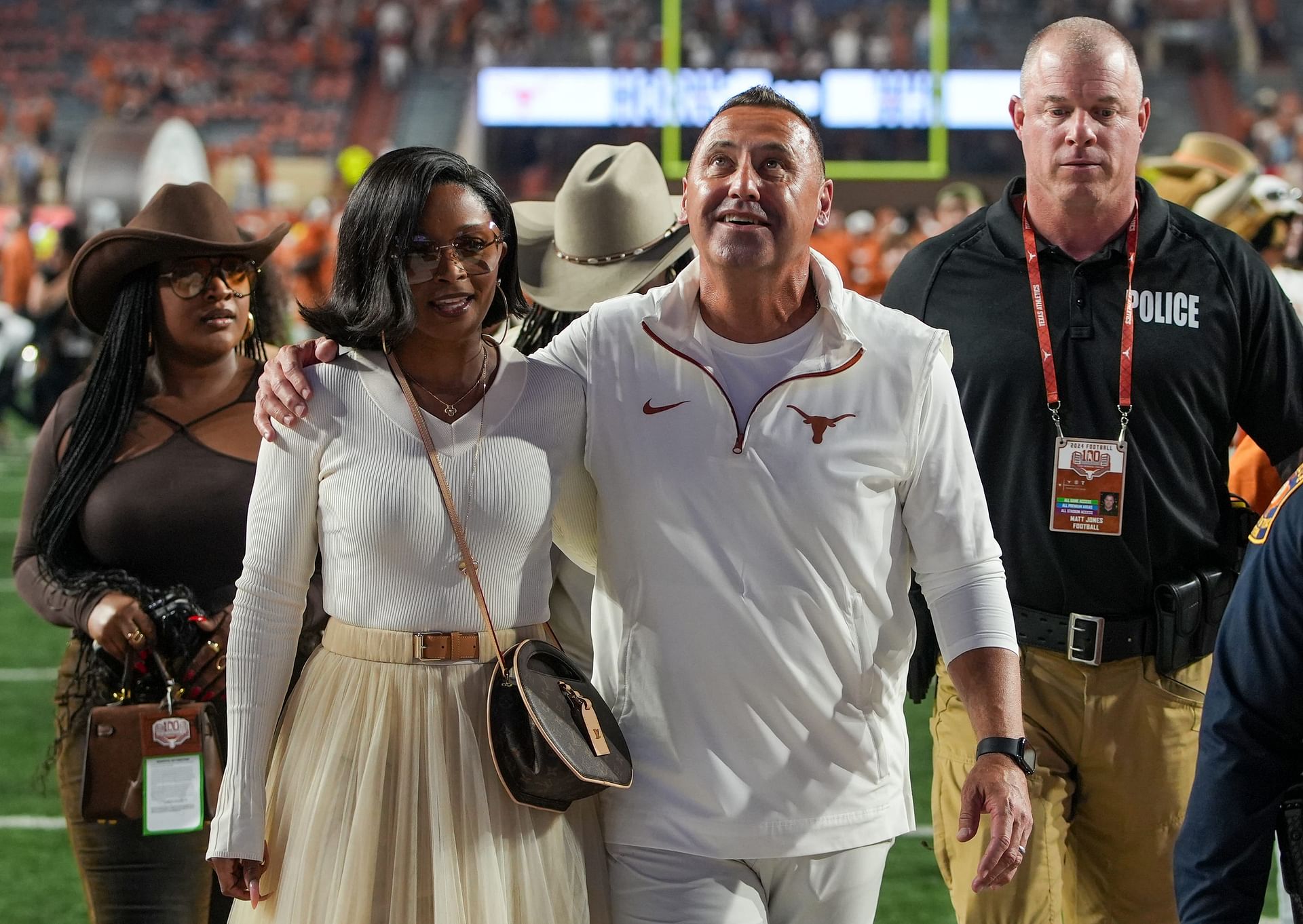 VIDEO: Steve Sarkisian’s wife Loreal Sarkisian gives fans useful tips on how to elevate their fashion game