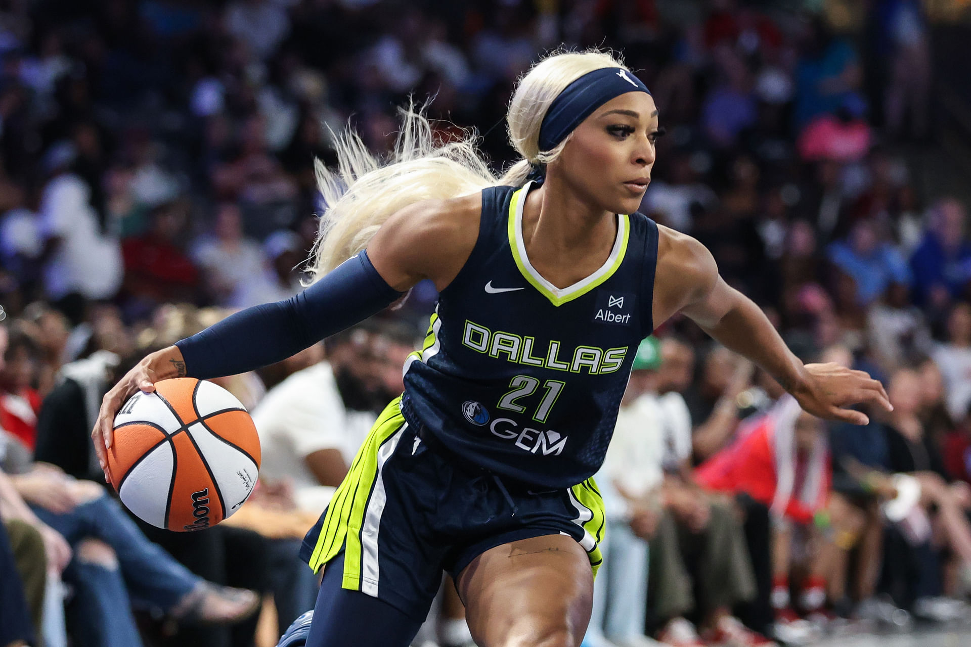 NaLyssa Smith sums up girlfriend DiJonai Carringtons no-nonsense reaction to hard foul in 3 words