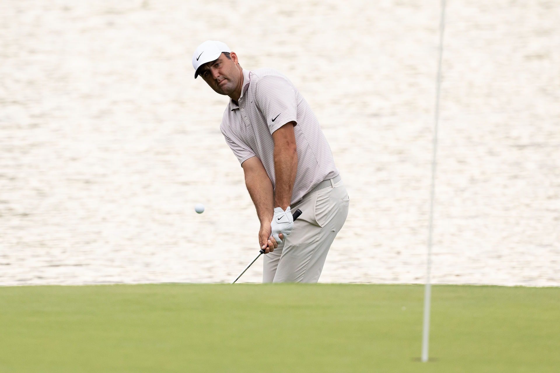 How did Scottie Scheffler perform in the 2025 Travelers Championship, Round 1?
