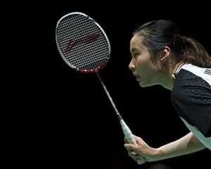 proper way of holding a badminton racket