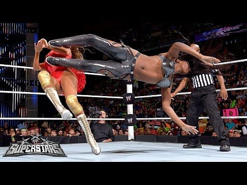 Video: Naomi vs Rosa Mendes - WWE Superstars - 480 x 360 jpeg 43kB