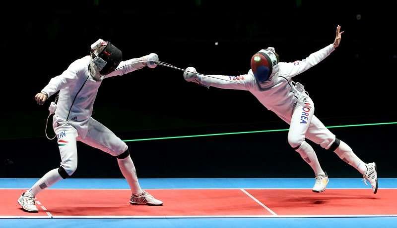 Fencing: Two decades and 20 seconds divide gold, silver - 800 x 461 jpeg 31kB