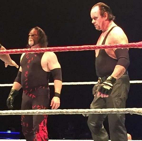 the-undertaker-kane-defeat-luke-harper-braun-storwman-at-wwe-live-event-in-mexico-1480397076-800.jpg