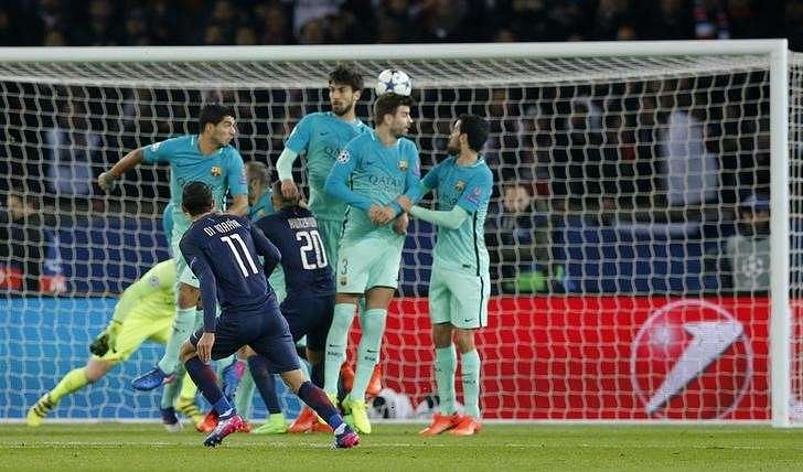 Di Maria with a free kick, Up and Over the Wall. 1-0 to PSG