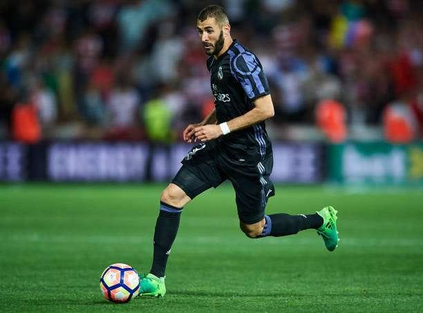 GRANADA, SPAIN - MAY 06:  Karim Benzema of Real Madrid CF in action during the La Liga match between Granada CF v Real Madrid CF at Estadio Nuevo Los Carmenes on May 6, 2017 in Granada, Spain.  (Photo by Aitor Alcalde/Getty Images)